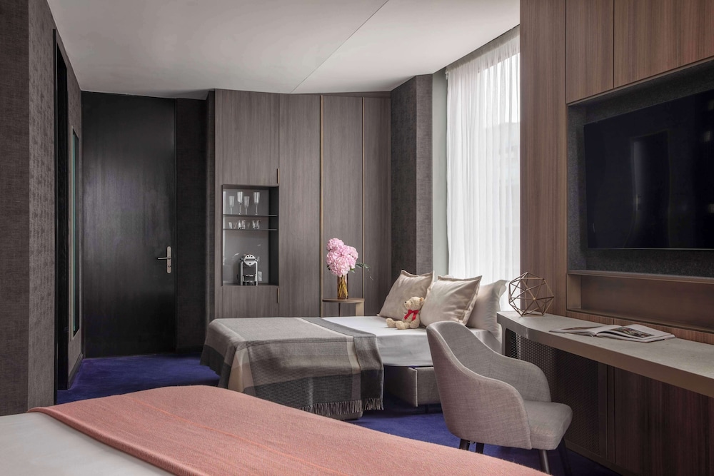 Family Room (View, 2 Adults + 2 Children)