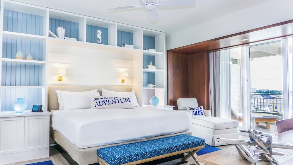 Deluxe Suite, 1 King Bed with Sofa bed, Pool View photo 1