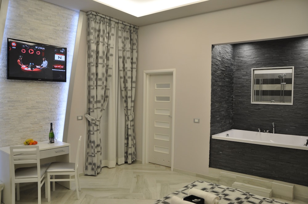 Suite, Hot Tub photo 1