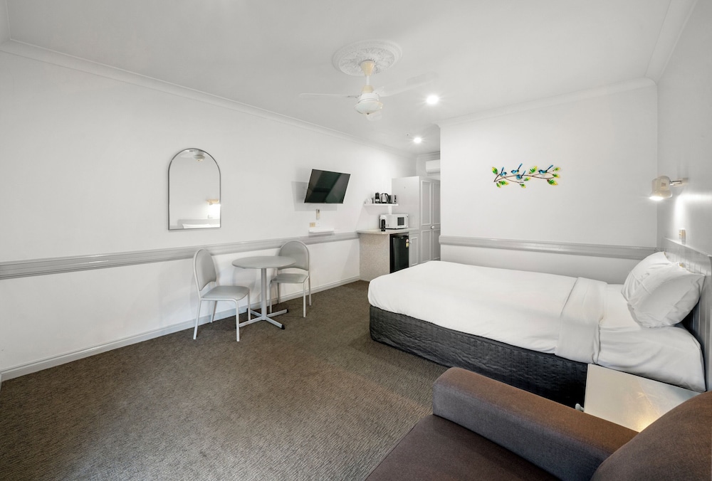 Deluxe Room, 1 Queen Bed photo 2