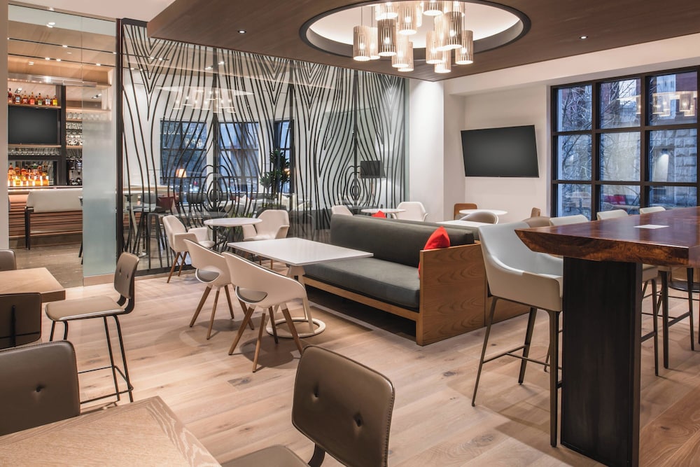 Club Room, 1 King Bed, City View - Photo 15