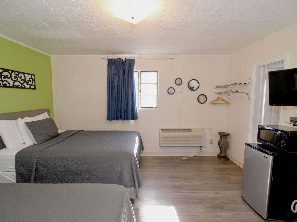 Standard Quadruple Room, Ensuite (Double Queen) photo 2