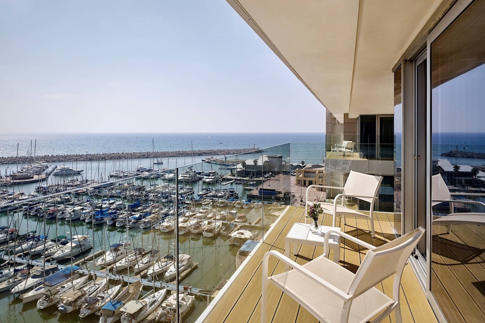 Family Suite, 1 Bedroom, 1 King Bed, Partial Sea View