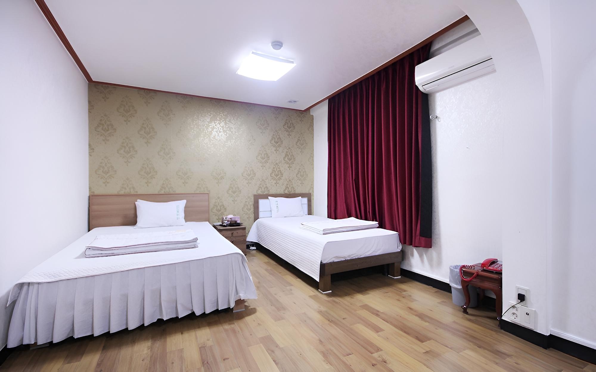Room (Twin)