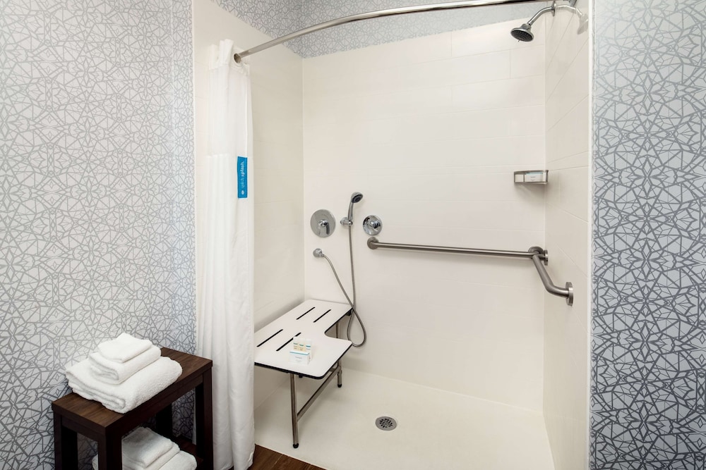 Room, 2 Queen Beds, Accessible, Non Smoking - Photo 7