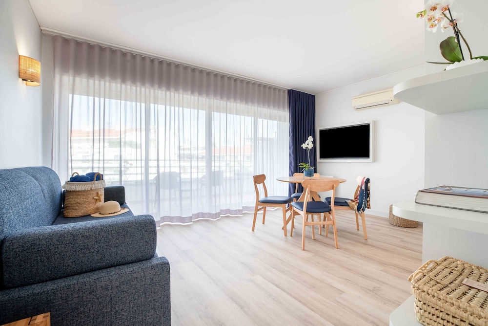 Premium Suite, 1 Bedroom, Pool View - Photo 4