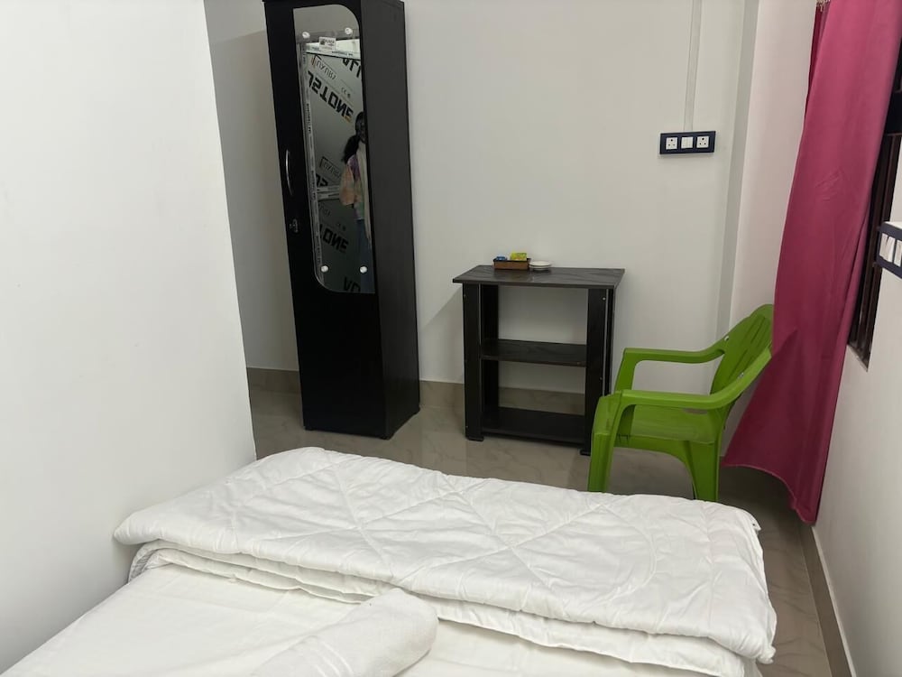 Basic Single Room, Mixed Dorm