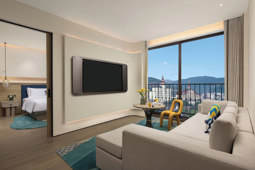 Business Suite, 1 Bedroom, Balcony (Golden Pagoda View) photo 1