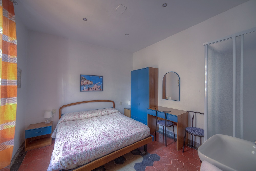 Basic Double Room, City View (Camera con doccia interna)