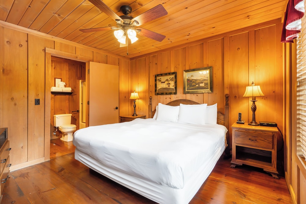 Cabin, 3 Bedrooms, 2 Bathrooms photo 2