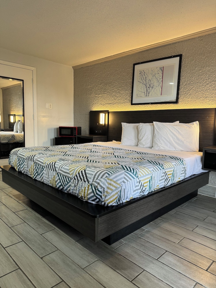 Standard Room, 1 King Bed, Non Smoking photo 1