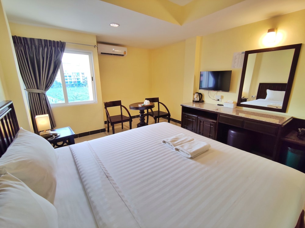 Superior Room, 1 King Bed, Balcony, Pool View - Photo 1