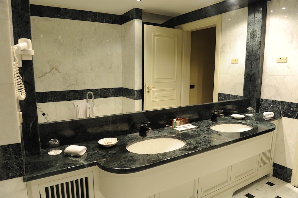 Deluxe Suite, Jetted Tub - Photo 6