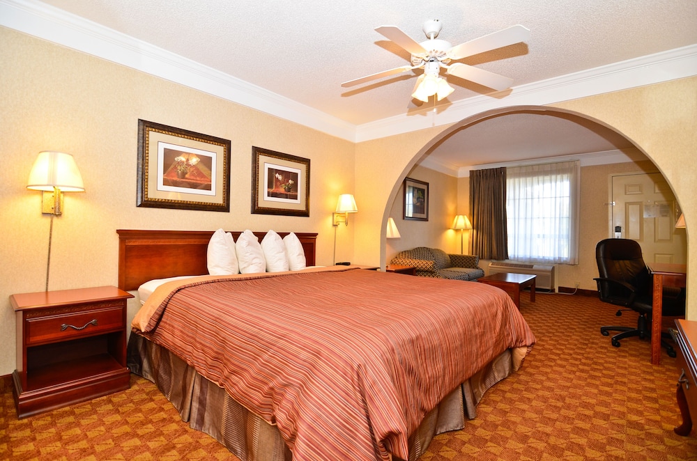 Standard Suite, 1 King Bed, Non Smoking, Hot Tub photo 3
