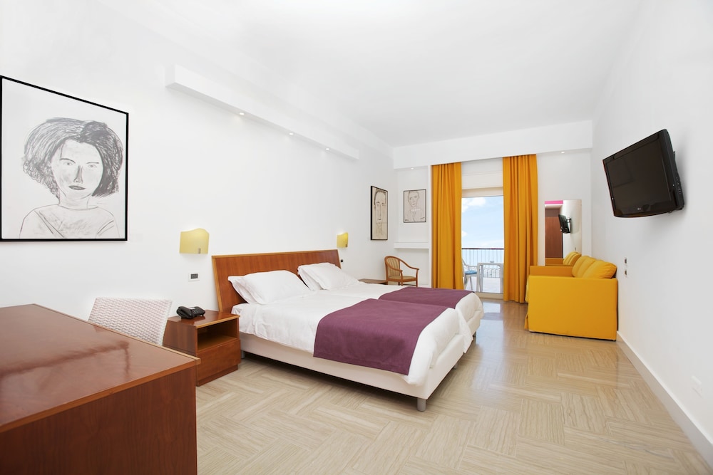 Classic Triple Room, Sea View photo 3