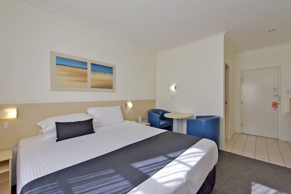 Standard Room, 1 Queen Bed - Photo 7