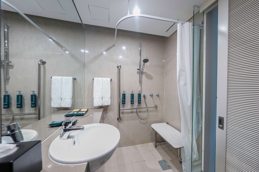Deluxe Double Room, Accessible (Roll In Shower) thumbnail 5