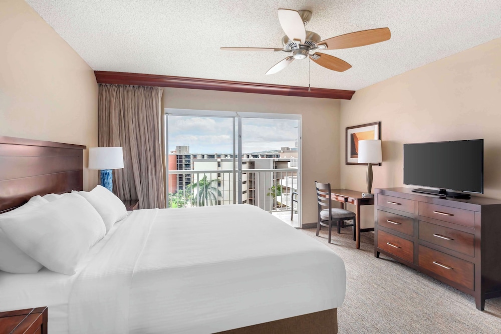 1 Bedroom 1 King or 2 Doubles Suite Balcony - Photo 2
