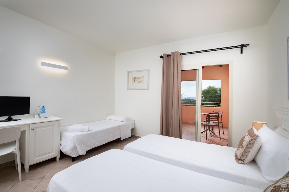 Classic Triple Room (2 ad + 1 chd)
