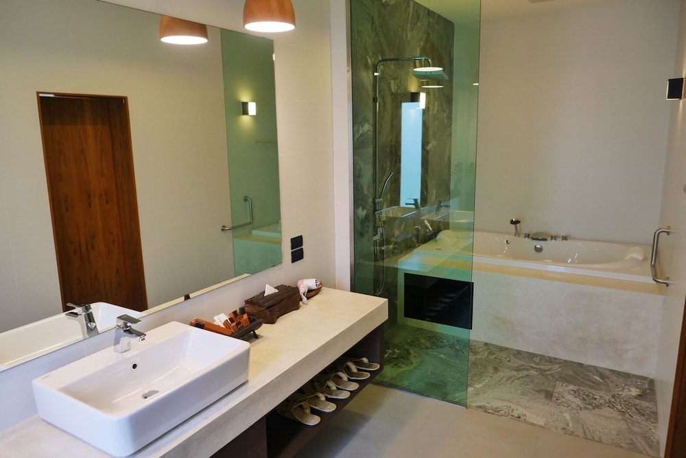 Deluxe Jacuzzi Villa photo 2