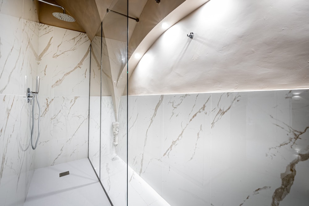 Deluxe Suite (Jacuzzi) - Photo 7