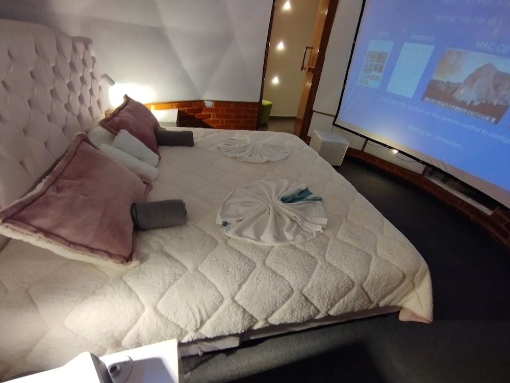 Romantic Studio Suite, 1 King Bed, Hot Tub, River View photo 1