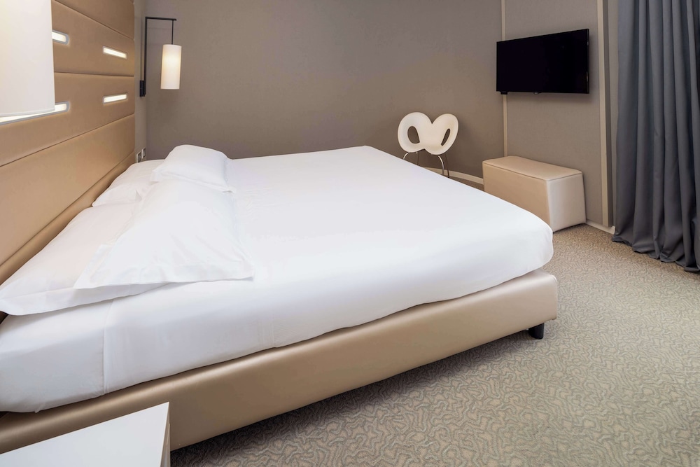 Standard Room, Multiple Beds - Photo 5