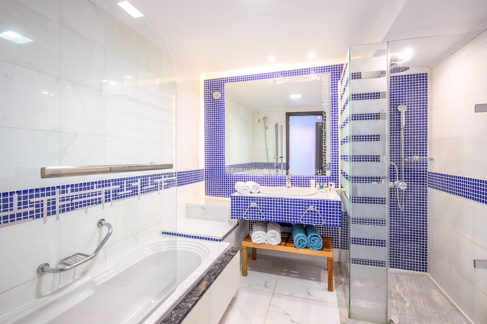 Superior Room with Sea View - Photo 9