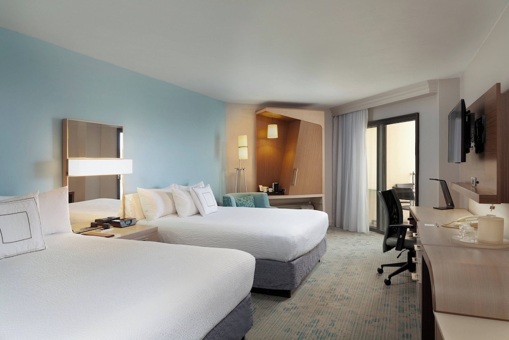 Room, 2 Queen Beds, Pool View (Poolside) - Photo 1