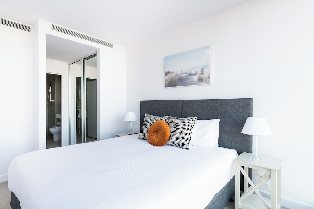 Two-Bedroom Two-Bathroom Apartment with Yarra Views - Photo 8