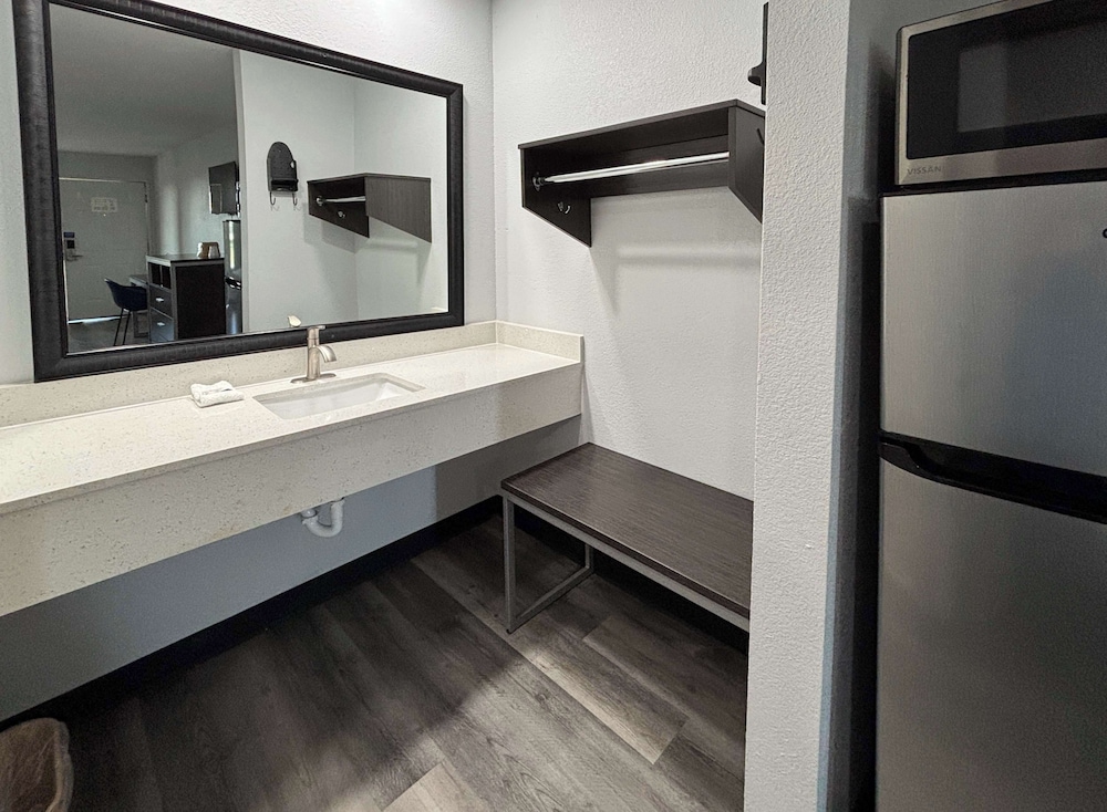 Deluxe Room, 2 Queen Beds, Smoking, Refrigerator & Microwave - Photo 3