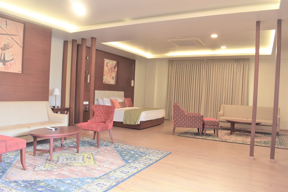 Premier Suite - Photo 4