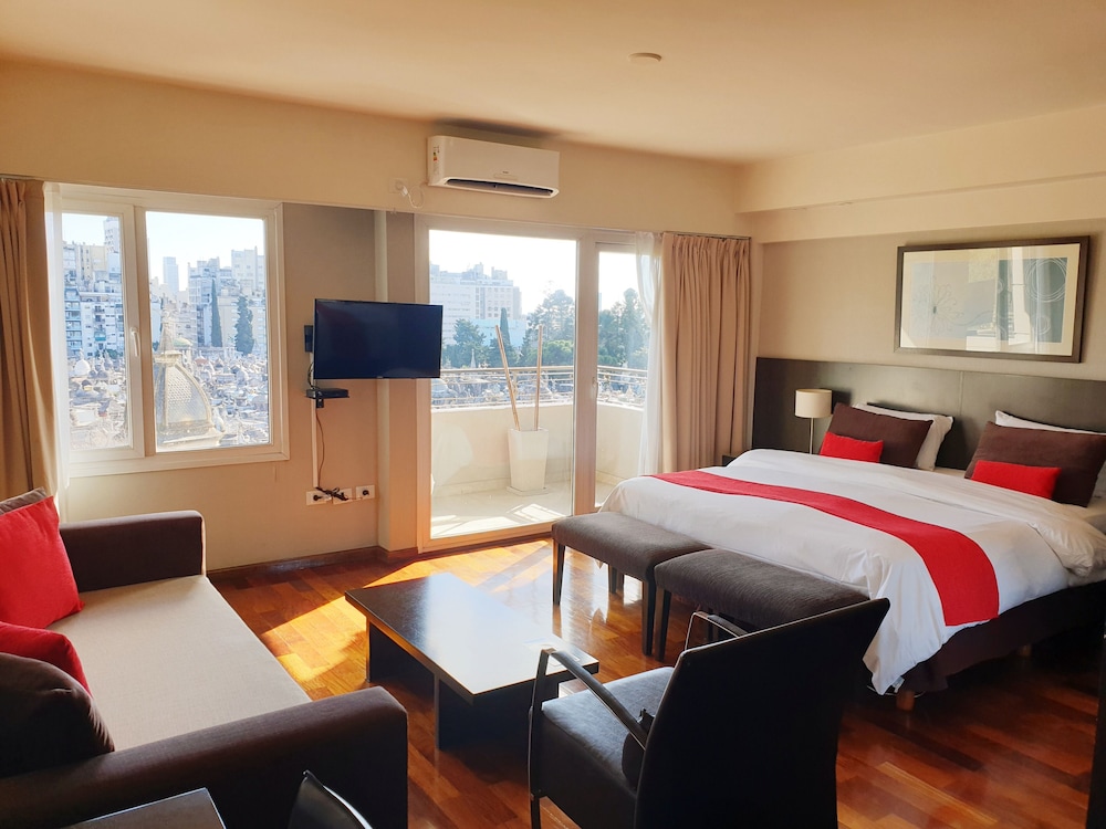 Suite, City View