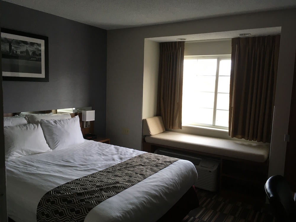 Superior Room, 1 Queen Bed (microwave & fridge included) photo 2