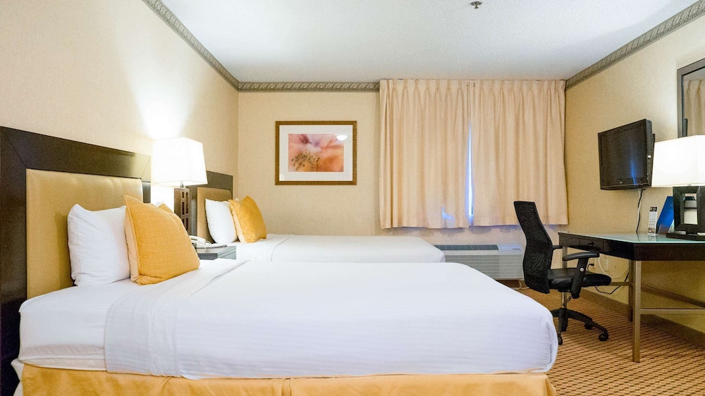 Standard Room, Multiple Beds, Non Smoking, Refrigerator & Microwave - Photo 2
