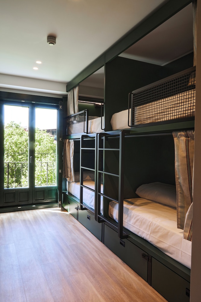 6-Bed Mixed Dorm photo 2