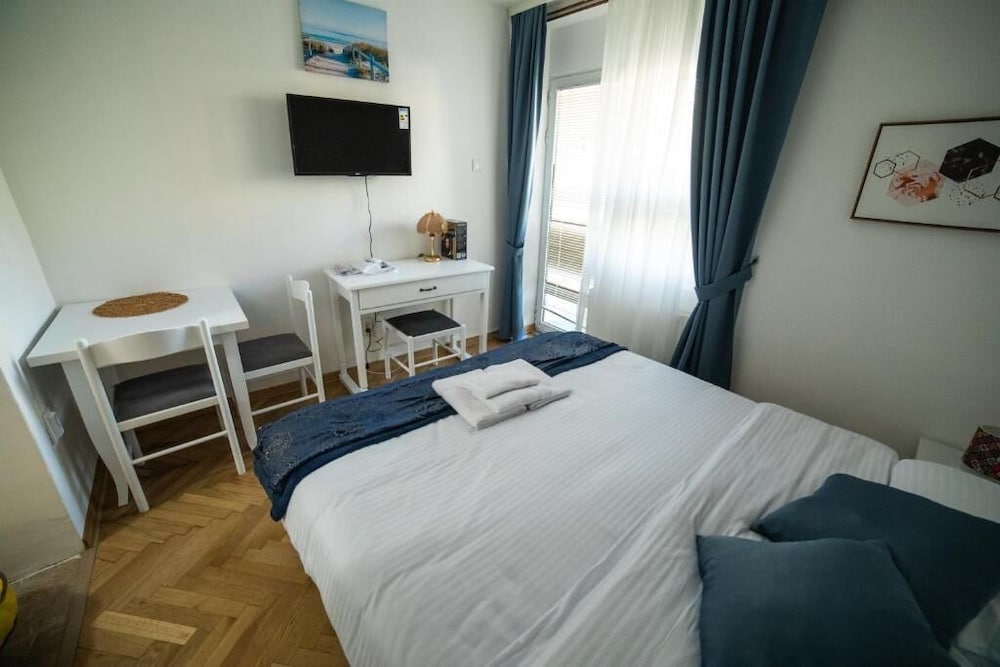 Standard Double Room - Photo 7