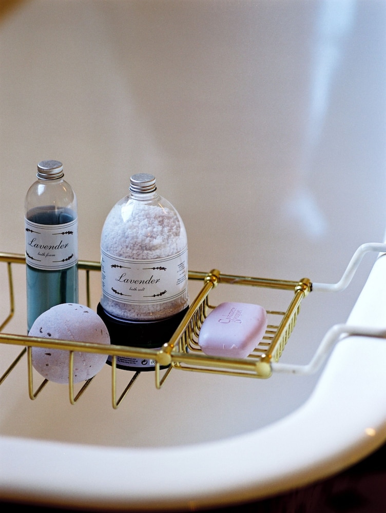 Jenny's Room (Shared Bathroom) - Photo 4