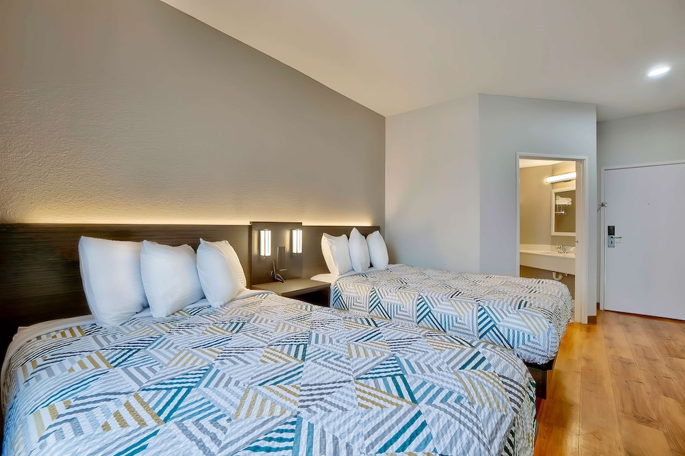 Standard Room, 2 Double Beds, Non Smoking photo 3