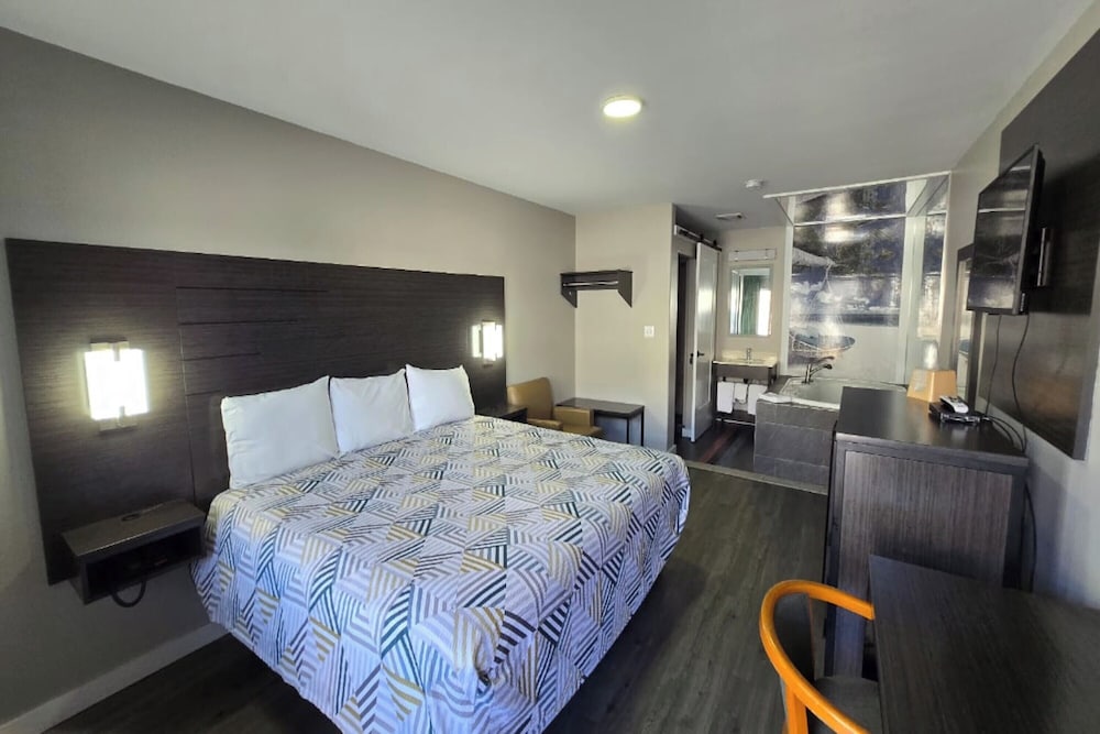 Room, 1 King Bed, Non Smoking, Jetted Tub