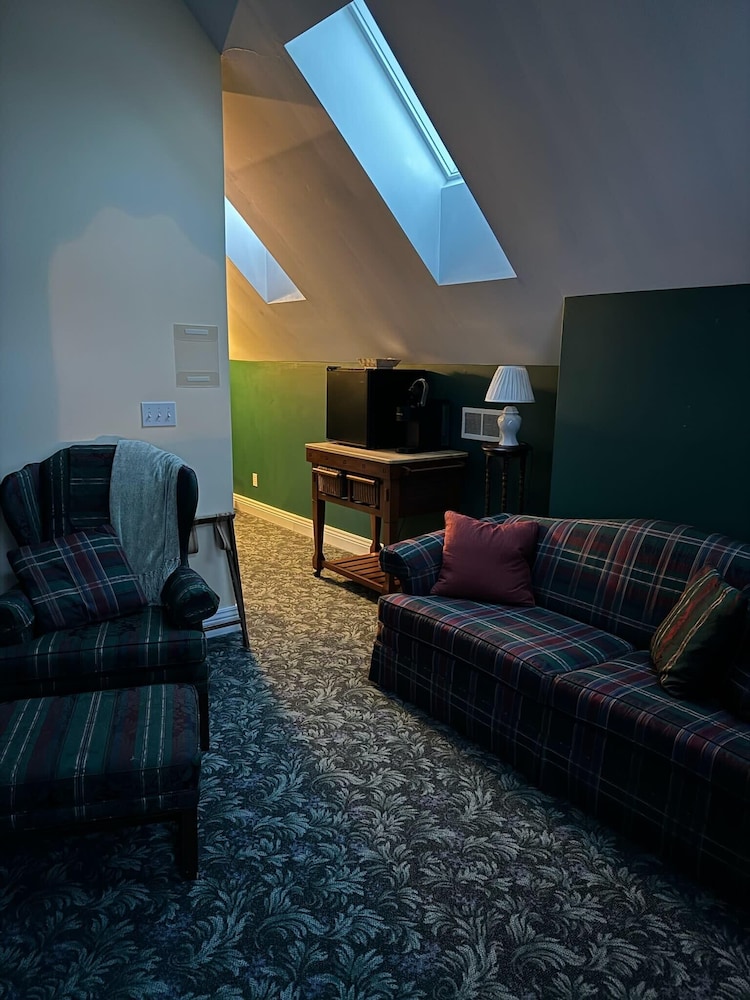 Honeymoon Studio Suite, 1 King Bed, Non Smoking, Private Bathroom photo 3
