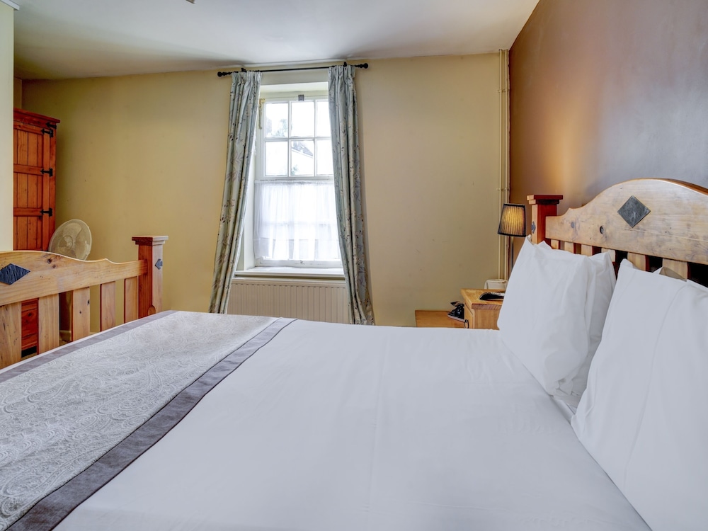 Double Room, 1 King Bed, Ensuite photo 3