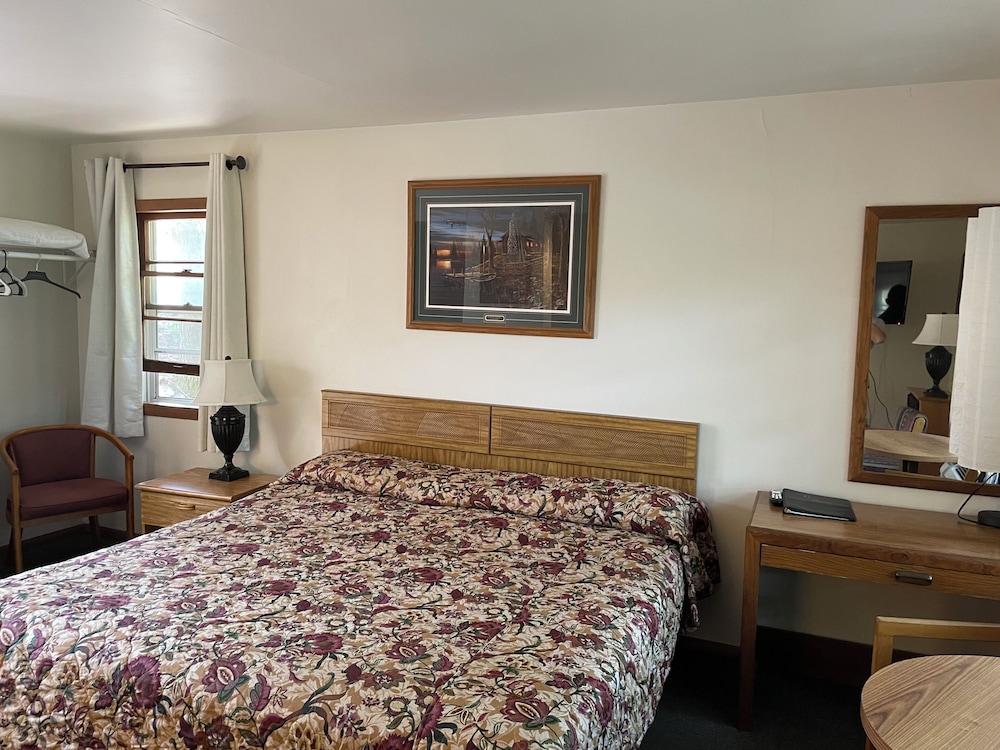 Deluxe Cabin, 1 King Bed, Non Smoking photo 2