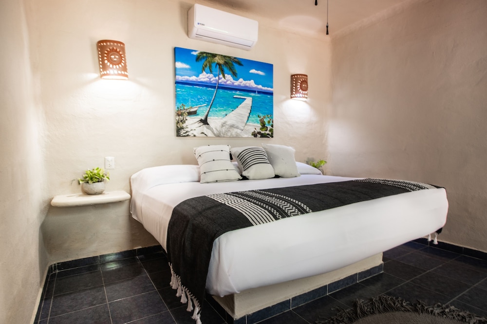 Basic Room, 1 King Bed photo 2