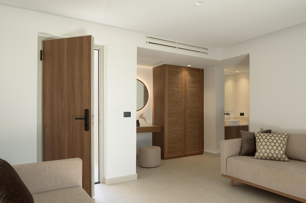 Suite with Hot Tub - Photo 7