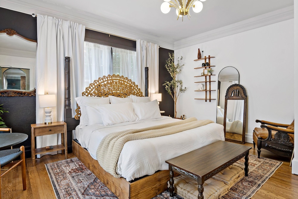 Design Single Room, 1 King Bed, Private Bathroom