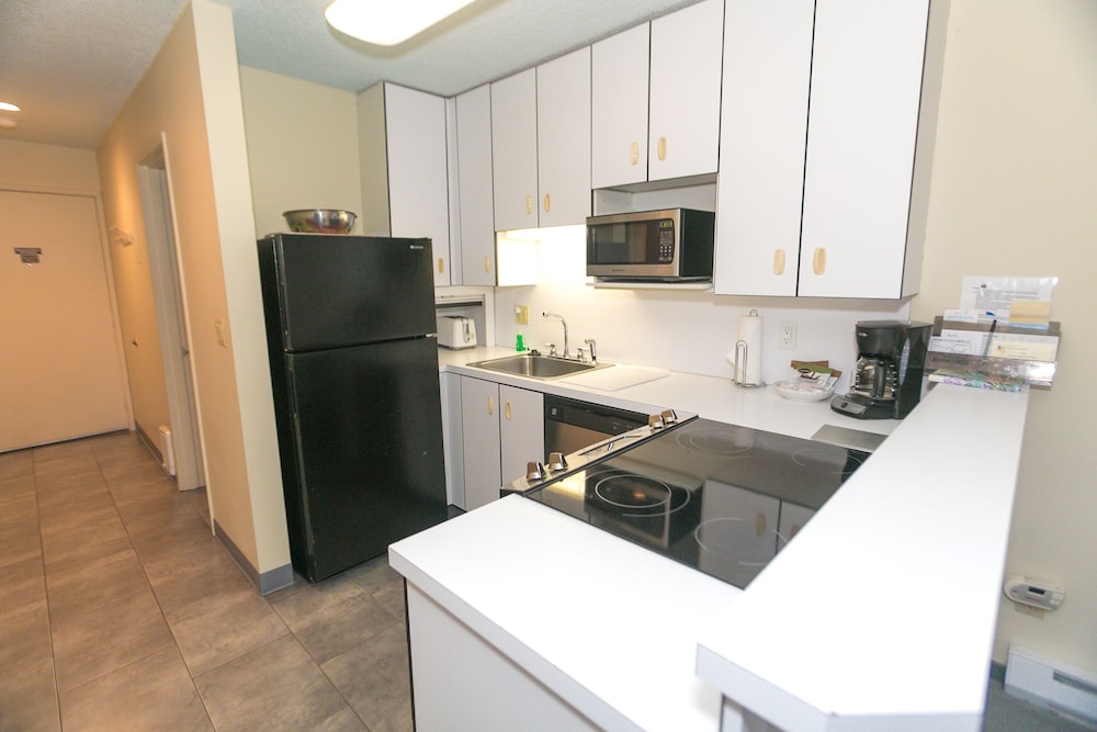 Signature Room, 1 King Bed with Sofa bed, Kitchen, Pool View (1 Bedroom Unit- 110- Pet Friendly) - Photo 6