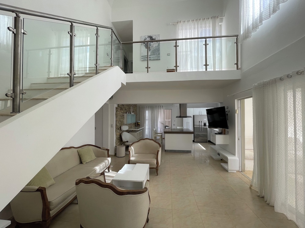 Penthouse, Pool View, Beachside