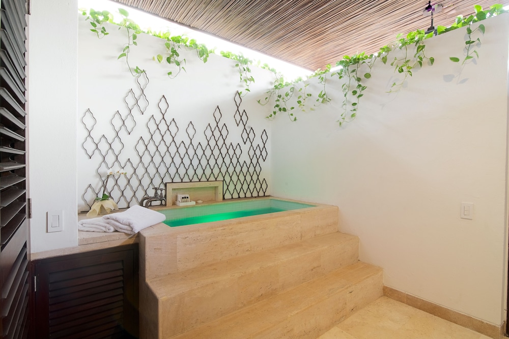 Superior Room, 1 Queen Bed, Jetted Tub photo 3