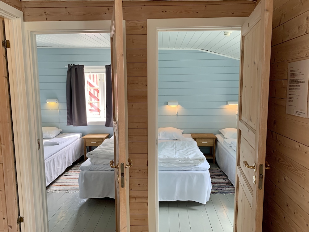 2-Bedroom Rorbu Cabin with sea view - Premium photo 2